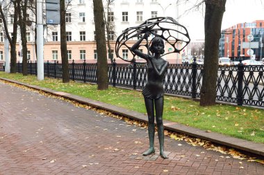 Minsk, Belarus, Mikhailovsky Meydanı, öğlen, Ekim 2021: Yağmurlu bir sonbahar gününde 