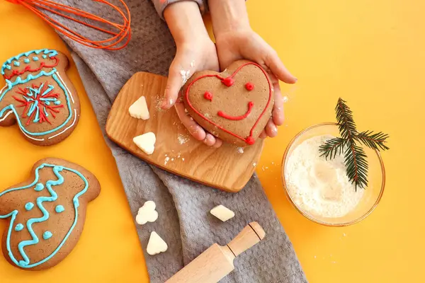 Produtos Panificação Familiar Pão Gengibre Forma Coração Nas Mãos Uma — Fotografia de Stock