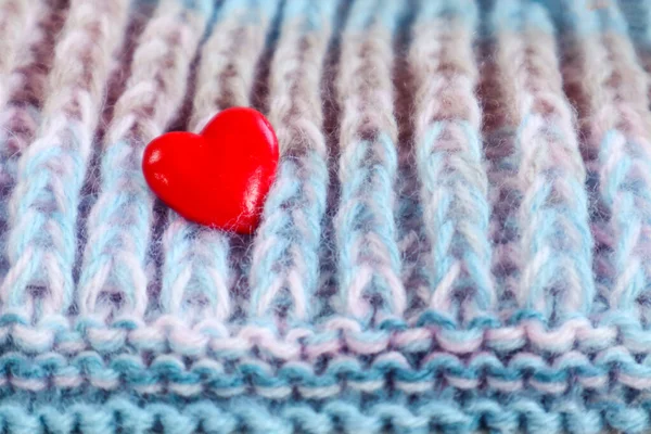 Děláme Naše Oblíbené Jehlice Červené Srdce Pletené Látce Detailní Záběr — Stock fotografie