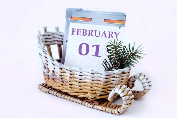 カレンダー2月1日 葉がない装飾用のそり 英語で月の名前 番号01 モミの枝 白い背景 — ストック写真