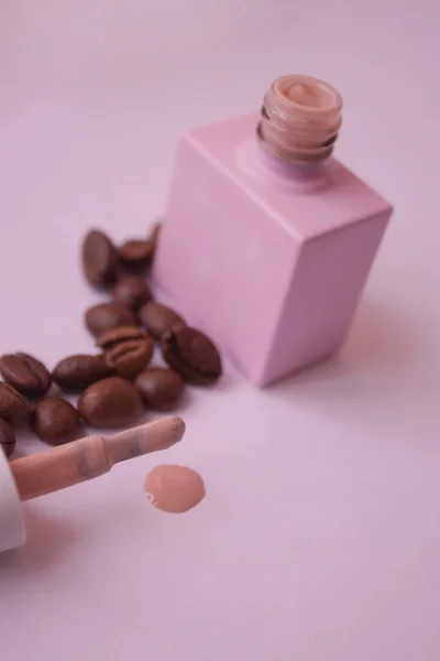 Halvány Rózsaszín Háttér Egy Rózsaszín Üveg Körömlakk Kávébabbal — Stock Fotó