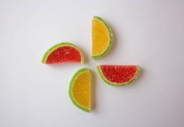 Beyaz zemin üzerinde şeker bulunan izole parlak meyve reçeli.