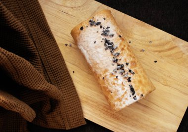 Kahverengi arkaplanda bisküvi rulosu