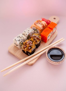 Tahtada rulo ve bambu çubukları.