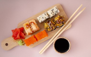 Tahtada rulo ve bambu çubukları.