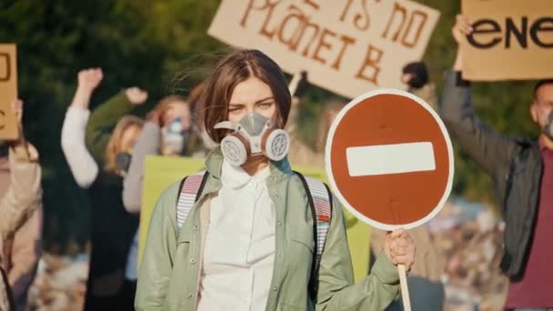 Retrato de una atractiva joven activista sosteniendo un letrero de stop. — Vídeo de stock