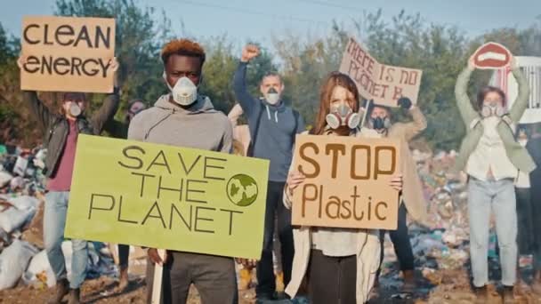 Retrato de joven activista y activista con un cartel llamando a cuidar el medio ambiente. — Vídeos de Stock
