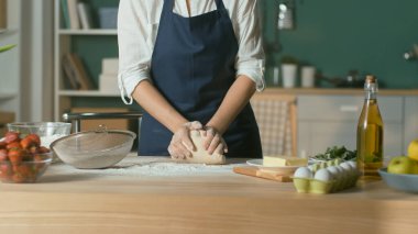 Profesyonel Aşçı Ahşap Mutfak Masasında Pişirmek İçin Diz Çöktürür.