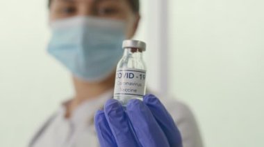 COVID-19 Coronavirus Aşısını Doktor 'un Eline Verin