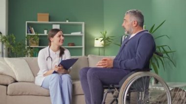 Bakım hemşiresi evde tıbbi yardım sunar..