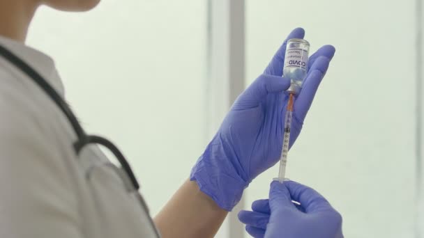 Décryptages Un flacon du vaccin contre le coronavirus COVID-19 est utilisé par un scientifique — Video