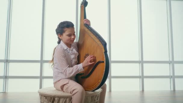 Teenage Girl Performs Piece Music Kobza Ukrainian Folk Ethnic Instrument — Vídeo de stock