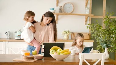 Meşgul Anne Uzaktan Çalışmaya Çalışıyor, Kızlar Annelerin Çalışmasına Karışıyor.