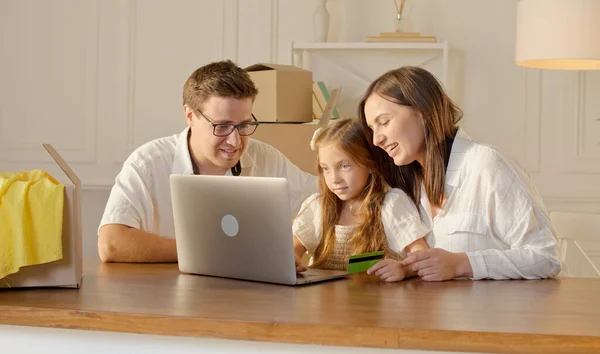 Szczęśliwa rodzina używa laptopa do zakupów online, Siedząc w domu. — Zdjęcie stockowe