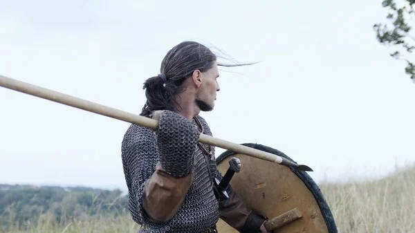 A Viking harcos egy lándzsa dob támadás során. — Stock Fotó