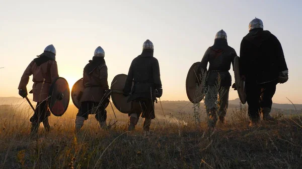 Savaşçı Vikingler alanına stand ve güzel günbatımı üzerinde savaş alanında bak