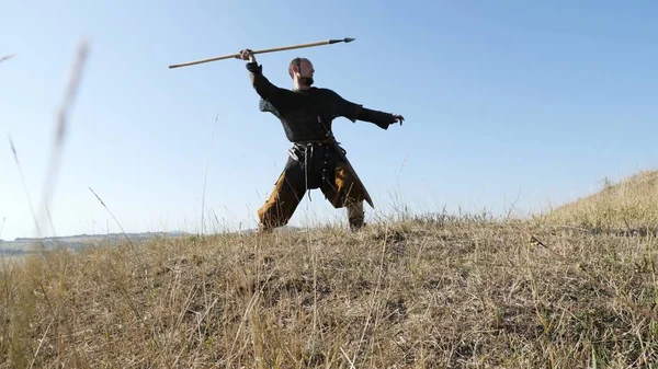 Ένας Βίκινγκ πολεμιστής ρίχνει ένα δόρυ κατά τη διάρκεια μιας επίθεσης. — Φωτογραφία Αρχείου