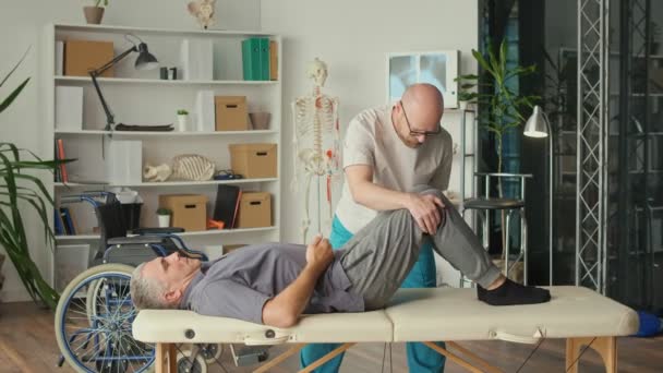 脳卒中の男が健康回復療法セッションを開始. — ストック動画