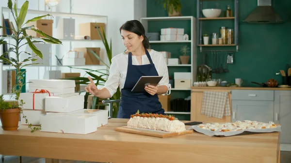Başarılı bir iş kadını, işini rahat bir mutfakta yürütüyor.