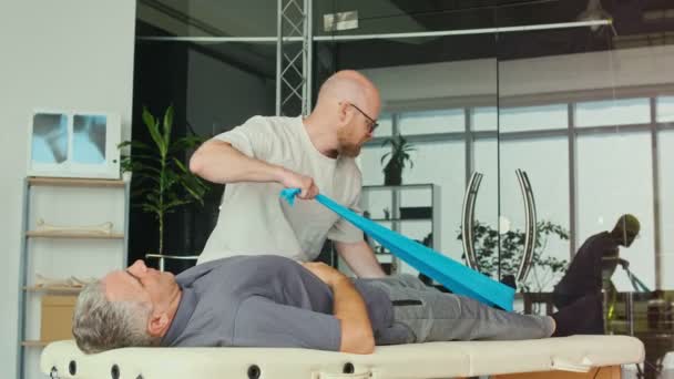 Ein Mann mit einem Hirnschlag unterzieht sich einer Rehabilitationstherapie. — Stockvideo