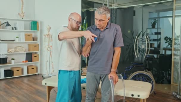専門の理学療法士が患者のリハビリテーションを行う — ストック動画