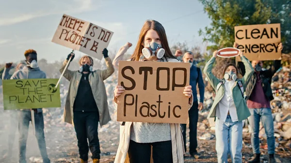 Porträt einer attraktiven jungen Aktivistin mit einem Plakat, das dazu aufruft, Plastik zu stoppen. — Stockfoto