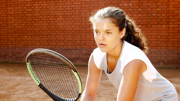 Primer plano retrato de una joven jugadora de tenis concentrándose en su juego — Foto de Stock