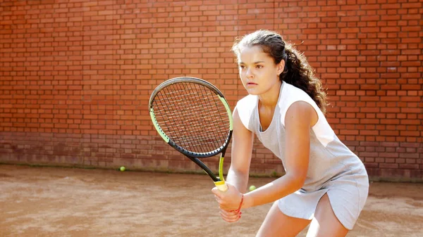 Primer plano retrato de una joven jugadora de tenis concentrándose en su juego — Foto de Stock