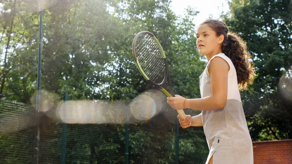 Chica joven bloqueando la pelota con la raqueta de tenis durante el entrenamiento — Foto de Stock