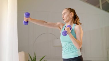 Küçük Pembe Şapşal ve Egzersiz Yapan Neşeli Kız, Sağlıklı Sportif Yaşamınızı Koruyun. Evde Spor Yapan ve Spor Yapan Kadın Eğitimi.