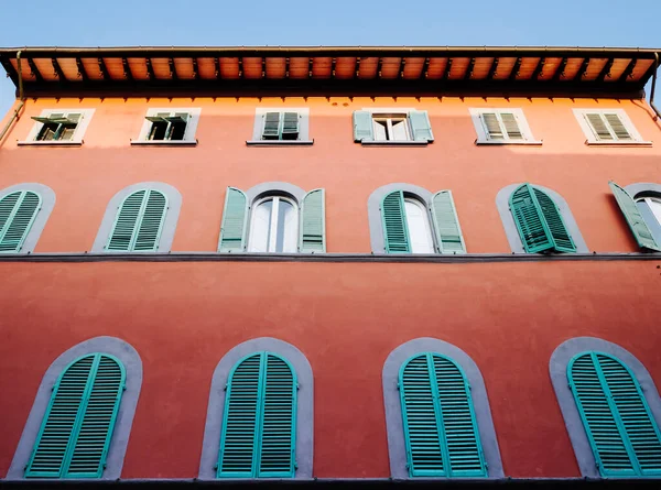 Изысканные итальянские фасадные стены с поворотными окнами в старом историческом здании. — стоковое фото