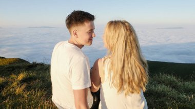 Arkadan Görünüm. Yakın çekim. Manzaraya bakarak yürüyüşçü.