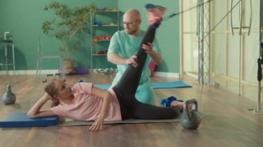 Kişisel Antrenör, Sporcunun Spor Salonunda Egzersiz Yapmasına Yardım Eder.