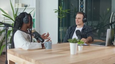 Bir Erkek Bir Stüdyoda Bir Afrikalı Amerikalı Konukla İletişim kurar.