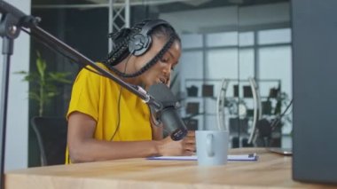 Afrikalı Amerikalı Caz Şarkıcısı Home Music Studio Spbd 'da Müzik Yazıyor.