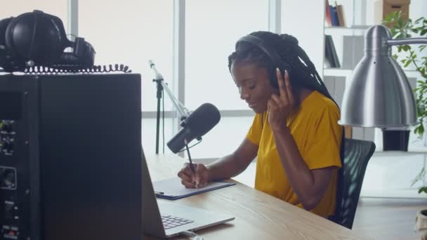 Cantante de jazz afroamericano escribe música en casa Music Studio Spbd. — Vídeo de stock