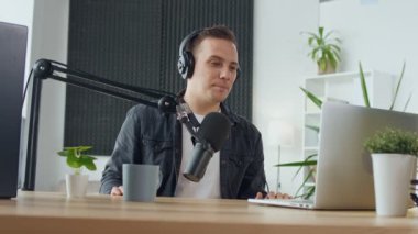 İçerik Oluşturucu, Sosyal Medya Etkisi Çalışırken Bir Podcast Sunar