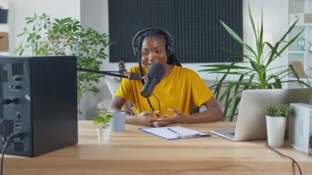 Afro-americano Streamer fala em um microfone, registros Podcasts — Vídeo de Stock