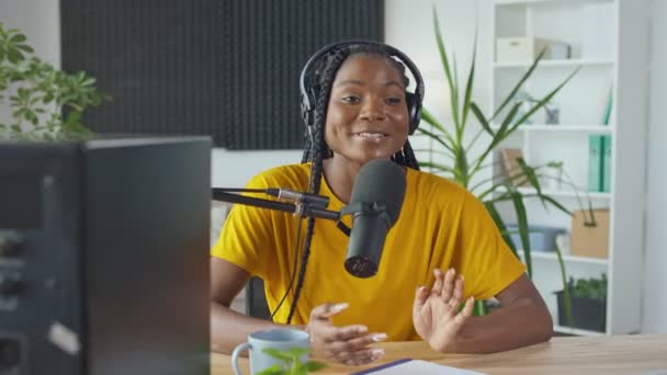 African American Streamer fala em um microfone, registra notícias da rádio da manhã — Vídeo de Stock