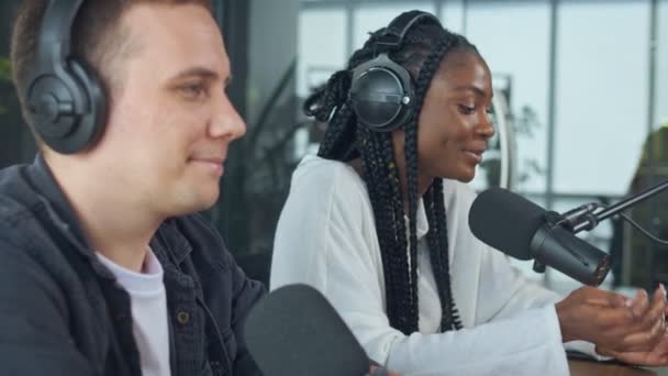 Zelfverzekerde Afro-Amerikaanse vrouw met blanke man hosting op Radio Show — Stockvideo