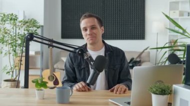 Erkek Sunucu Ses İçeriği Oluşturur, Kayıt Bir Podcast veya Radyo Şovu