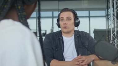 Bir Kayıt Stüdyosunda İki Genç Adam Ses İçeriği Oluştur, Bir Podcast Kaydet