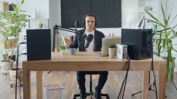 The Streamer hospeda um Podcast e responde a perguntas enquanto trabalha. Vlog., — Vídeo de Stock