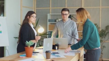 Genç Hamile Kadın Meslektaşlarıyla Çalışıyor A sınıfı, rahat bir Modern Ofis