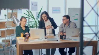 Modern Ofiste İş Arkadaşlarıyla Çalışan Başarılı Hamile Kadın