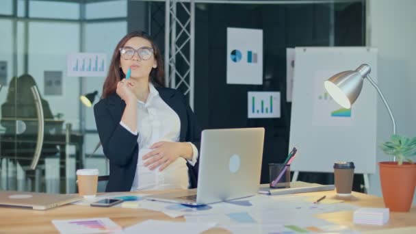 快適な現代オフィスで働く美しい若い妊娠中の女性 — ストック動画