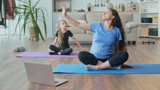 Femme enceinte heureuse faisant du sport à la maison avec son bébé — Video