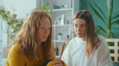 Yardım ve destek. Kızıl Saçlı Bunalımlı Genç Kız Bir Kadın Arkadaşla Konuşur ve Ağlamaya Başlar, Birlikte Oturarak Evlerinde Sarılırlar. Ergenlik dönemi psikolojik travma, ergenlik dönemi konsepti. Akıl Sağlığı