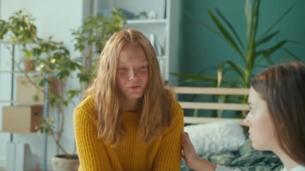 Помощь Поддержка Рыжие Волосы Несчастная Депрессивная Девочка Разговаривает Подругой Используя — стоковое видео
