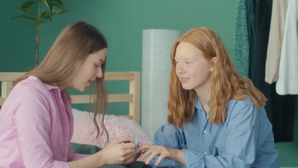 Kızlar Öğrenciler Yatak Boya Tırnaklarıyla Evde Oturur Kız Kardeş Eğleniyor — Stok video